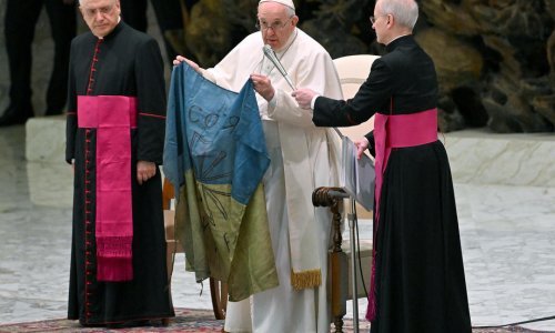Papa s ukrajinskom zastavom u rukama osudio pokolj u Buči