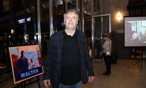 [FOTO] Pogledajte kako danas izgleda: Na proslavi obljetnice kultnog filma pojavio se nekadašnji frontmen Zabranjenog pušenja, Nele Karajlić