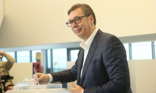 Glasovi u Srbiji se i dalje zbrajaju; Vučić odnio pobjedu; njegov SNS tijesno se provukao; Beograd na rubu novih izbora