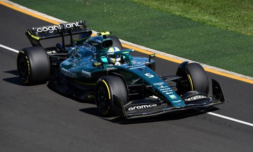 Zapalio se bolid četverostrukog prvaka Formule 1 koji je zatim razljutio organizatore utrke; na treninzima dominacija Ferrarija