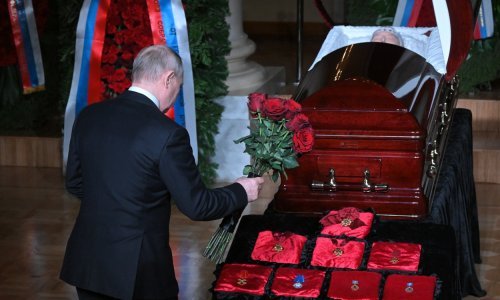 [FOTO] Putin se rijetko pojavljuje u javnosti, a sad su ga kamere uhvatile s buketom cvijeća na pogrebu ultranacionalista