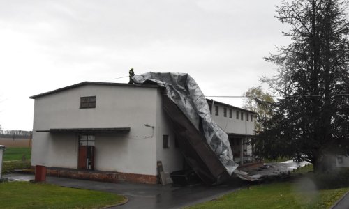 Oluja poharala Požegu i okolicu: Vjetar odnio krov zgrade hitnog prijema u izgradnji