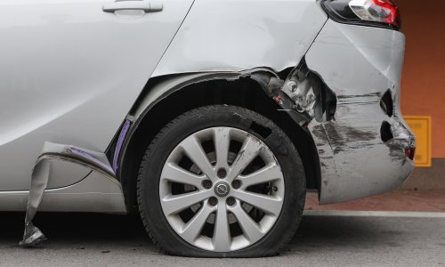 Pijan u Istri polupao parkirane automobile i pobjegao, ubrzo je uhićen