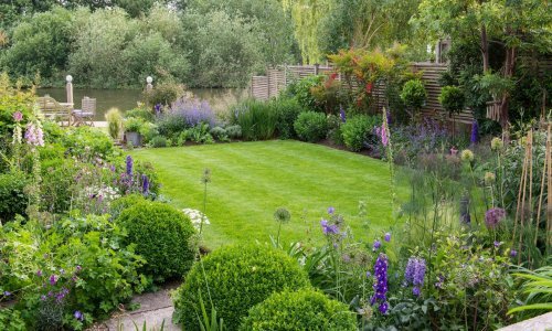 Najbolji prirodni načini uništavanja upornog korova na travnjaku