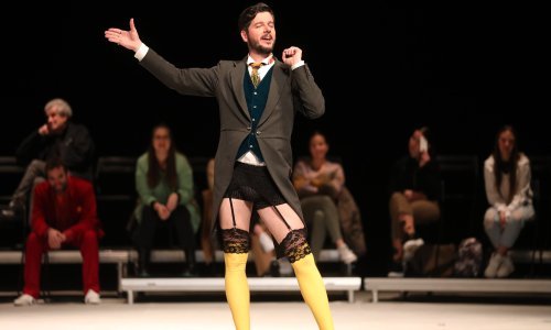 [FOTO] Sinoć je održana premijera komedije 'Na Tri kralja ili kako hoćete', riječ je o slavnom Shakespearovom komadu koji propituje identitet i ljubav