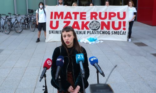 Zelena akcija ispred Ministarstva gospodarstva: Imate rupu u zakonu! Ukinite dijeljenje plastičnog smeća