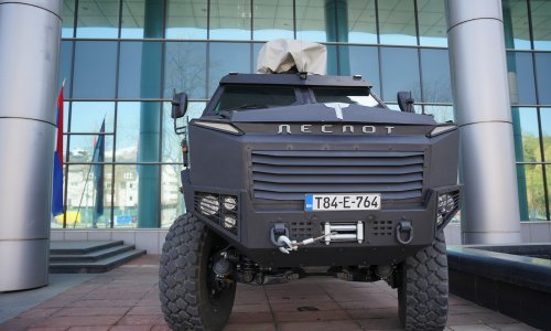 Pred sjedištem vlade Republike Srpske u Banjoj Luci oklopna vozila, policija tvrdi da je Dodik ugrožen