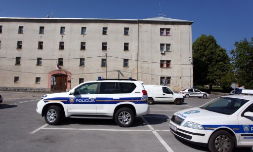 Tinejdžerica iz Otočca u istražnom zatvoru zbog sumnje u dilanje droge