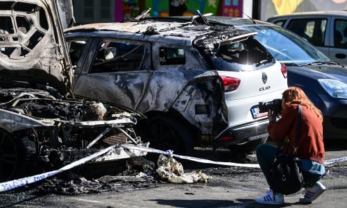 [VIDEO/FOTO] U požaru u Zagrebu oštećeno pet automobila, intervenirali vatrogasci