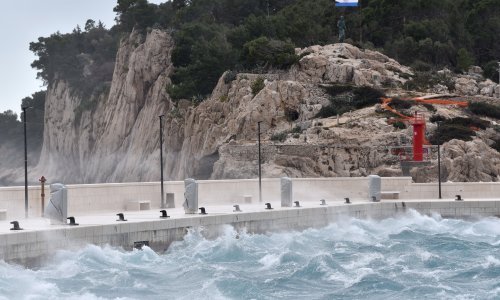 [VIDEO] Drama u Makarskoj: Brodom spasili maloljetne Čehinje, bura ih odnijela na pučinu