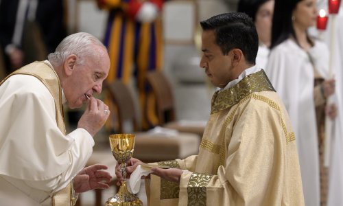 Papa Franjo na misi uskrsnog bdijenja osudio okrutnost rata u Ukrajini