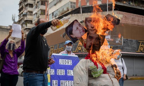 U Caracasu spaljen lutak s glavama Madura i Putina
