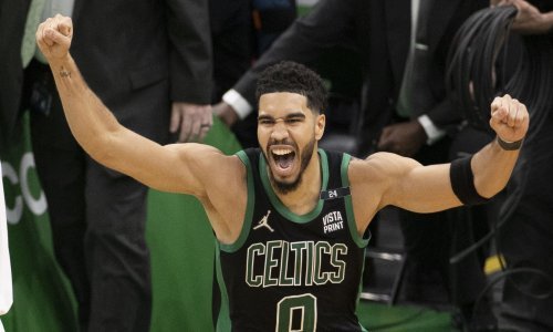 Jayson Tatum košem u zadnjoj sekundi donio prednost Bostonu; pobjedama u doigravanje ušli i košarkaši Phoenixa i Milwaukeea