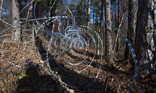 Muškarac kod Rijeke već godinama u šumi postavlja bodljikavu žicu kako bi ozlijedio motoriste, sada je u zemlju zakopao i mine