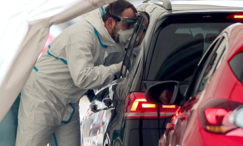 Pada broj zaraženih, novih je 896 slučajeva, 5 osoba preminulo