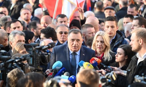 [FOTO/VIDEO] Tisuće na skupu potpore Dodiku u Banjoj Luci, upućene prijetnje smrću visokom predstavniku Schmidtu