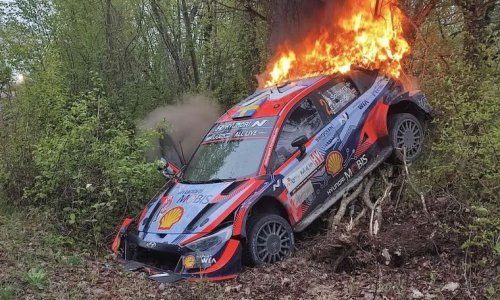 [VIDEO/FOTO] Dramatične snimke: Oliver Solberg izletio je sa staze, zabio se u drvo, a onda se njegov automobil zapalio