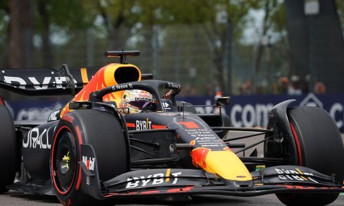 Luda sprint utrka; Verstappen u zadnjem krugu prestigao Leclerca, uzeo pobjedu i 'jedinicu' za nedjelju; novi debakl Hamiltona