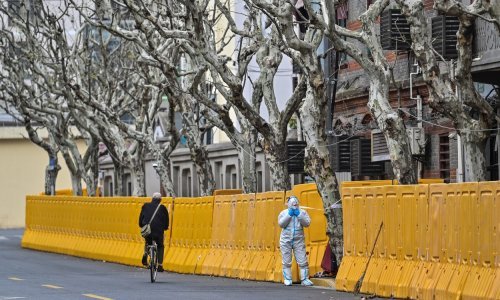[FOTO] Čeka li ovo i nas? Kina gubi bitku s koronavirusom, u Šangaju ograđene zgrade sa zaraženima, najavljena 'teška karantena'