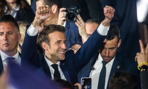 Raskopčana košulja ga otkrila: Dlakava muška prsa ponovo su in, a sve zahvaljujući Emmanuelu Macronu