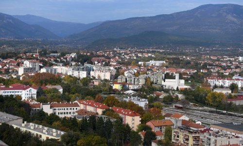 Netko je u Kninu po stupovima zalijepio naljepnice s četničkim obilježjima, gradonačelnik kaže da netko želi 'zamutiti vodu'