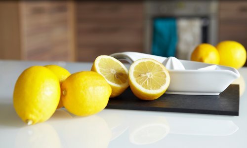 Samo gledajte kako djeluje: Limunov sok ima iznenađujuća svojstva, a možda vam ne bi palo na pamet ovako ga koristiti