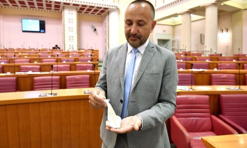 Zbog vrećice s bijelim prahom u Saboru zadarski SDP-ovac prijavio Zekanovića policiji