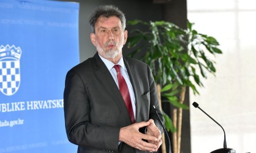 [VIDEO] Fuchs: Ne razumijem taj prosvjed, iz zakona je vidljivo da nema ukidanja državnog pedagoškog standarda. To je politički pritisak