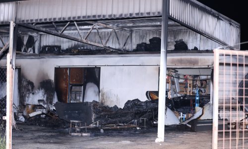 [FOTO] Požar u Kaštel Štafiliću: U hangaru izgorjela tri gumena plovila