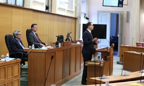 [FOTO] Malenica pred praznom Sabornicom: Lani na sudovima zaprimljeno 158 tisuća predmeta više nego 2020.