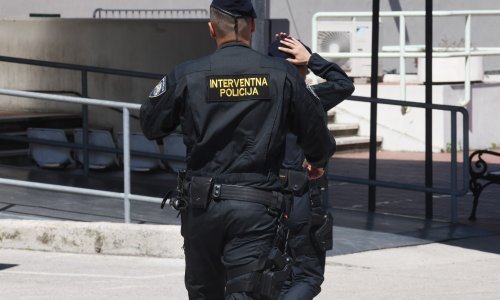 [VIDEO] Policija objavila snimku uhićenja ekipe koja je muškarca u Zagrebu vozila u prtljažniku i natjerala ga da si iskopa grob