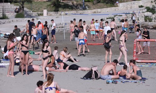 [FOTO] Splićanke uskočile u kupaće kostime: Na Bačvicama se danas tražilo mjesto više