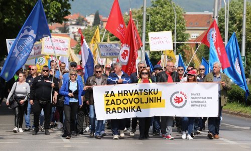 [FOTO] Sindikalni marš: Gospodo poslodavci, na kugli zemaljskoj nema mjesta iz kojeg ćete dovesti radnike da rade džabe