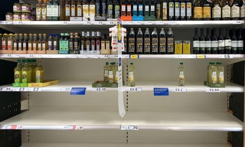 Zalihe suncokretova ulja brzo se tope: Niz zemalja u Europi ograničava prodaju na nekoliko boca, a drugi grozničavo traže alternativu