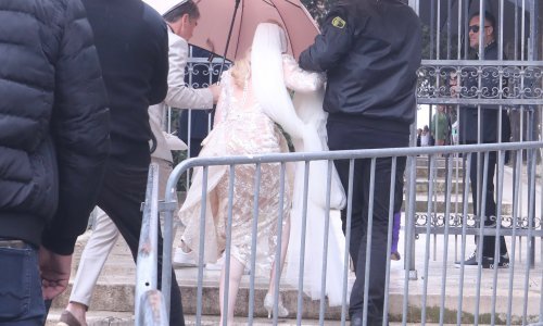Detalji ostaju skriveni do posljednjeg trenutka: Mladenka Iris Rajčić vjenčanicu je sakrila kišobranima i žurno utrčala u crkvu