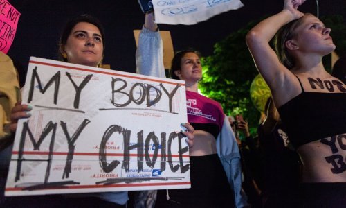 [FOTO] Amerikanci na ulicama zbog vijesti da Vrhovni sud namjerava poništiti presudu kojom je legaliziran pobačaj