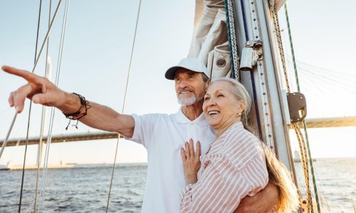 Lučenje 'hormona ljubavi' povećava se s godinama pa postajemo zadovoljniji i spremniji pomoći drugima