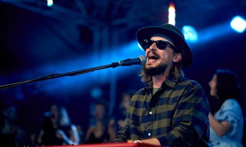 J.R. August nastupa u Vintage Industrial Baru s bendom i zborom