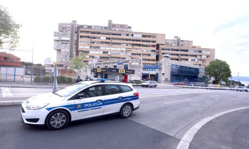 [FOTO/VIDEO] Uhićen maloljetnik koji je usred noći bacio bombu pred splitski fast food, šteta je veća od pola milijuna kuna