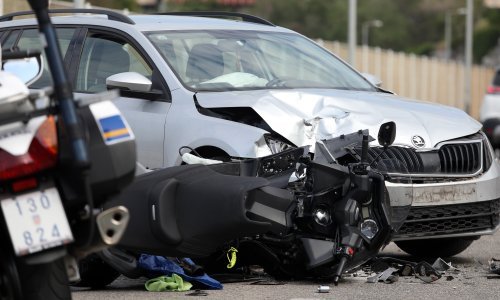 Teška prometna nesreća u Šibeniku, sudarili se motocikl i automobil