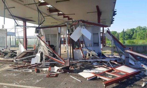 [FOTO] Strava na graničnom prijelazu: Kombijem se zabio u kontrolne kućice; ozlijeđeno više osoba, među njima i tri policajca