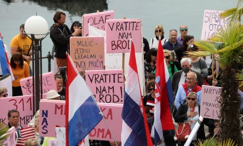 [FOTO/VIDEO] Mještani Ilovika na nogama zbog dogradnje luke Mrtvaška: 'Vratite nam život, vratite nam brod!'