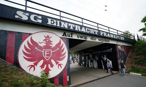 Navijači Eintrachta i West Hama divljaju po Frankfurtu, rade bejzbol palice, ima ozlijeđenih i privedenih