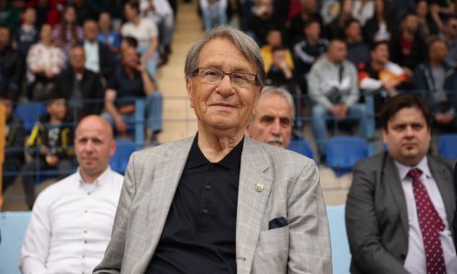 [FOTO] Travničkim stadionom se orilo: Ćiro, Ćiro! Legendarni trener nije poslušao savjet liječnika: Ovo je najefikasnija medicina...