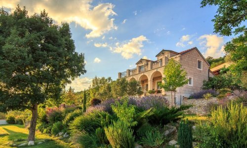 [FOTO] Nećete vjerovati da ovakve vile i imanja postoje u Hrvatskoj. Bezobrazno su luksuzni, a skrivaju se u srednjoj Dalmaciji