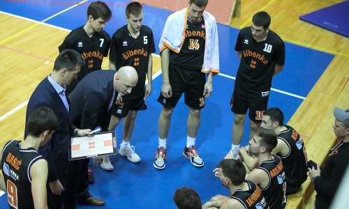 Košarkaši Šibenke napadnuti na povratku iz Zagreba: Samo puka sreća i prisebnost vozača spriječili su teže posljedice