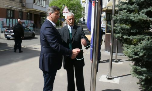 [VIDEO] Pogledajte kako je Plenković podigao hrvatsku zastavu ispred veleposlanstva RH u Kijevu