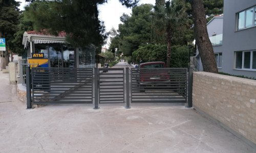 Hotel iz Supetra ponovno postavio ogradu na resort, odmah se javila gradonačelnica