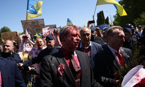 [FOTO/VIDEO] Ruski veleposlanik u Poljskoj zaliven crvenom bojom, prosvjednici mu vikali 'fašisti'