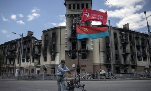 Pogledajte kako su proruski separatisti sudjelovali u mimohodu u Mariupolju za 9. svibnja